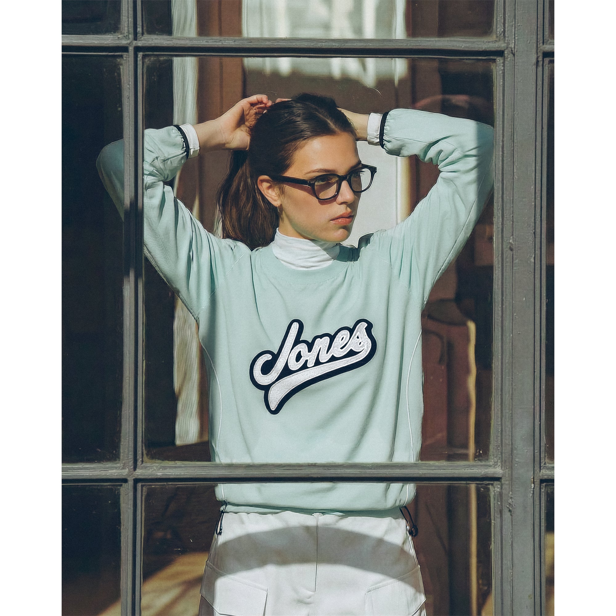 WOMEN カーブロゴプルオーバー ホワイト