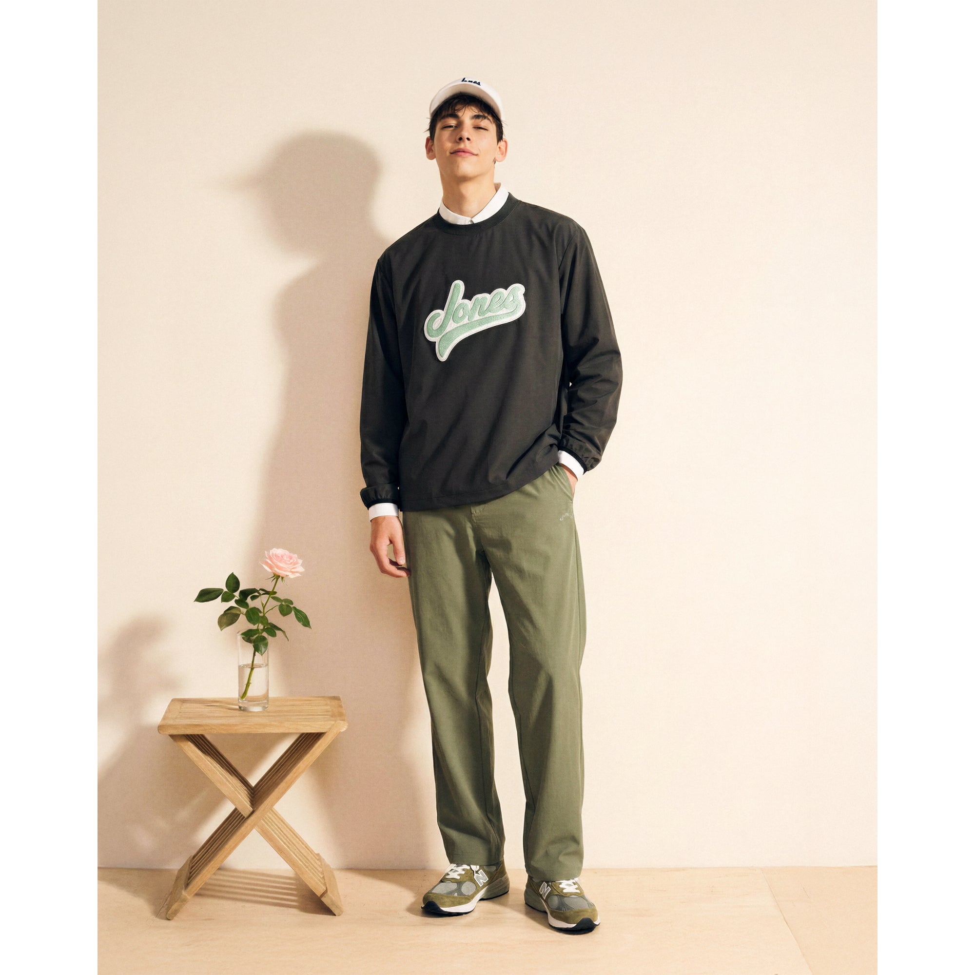 MEN カーブロゴ プルオーバー チャコール