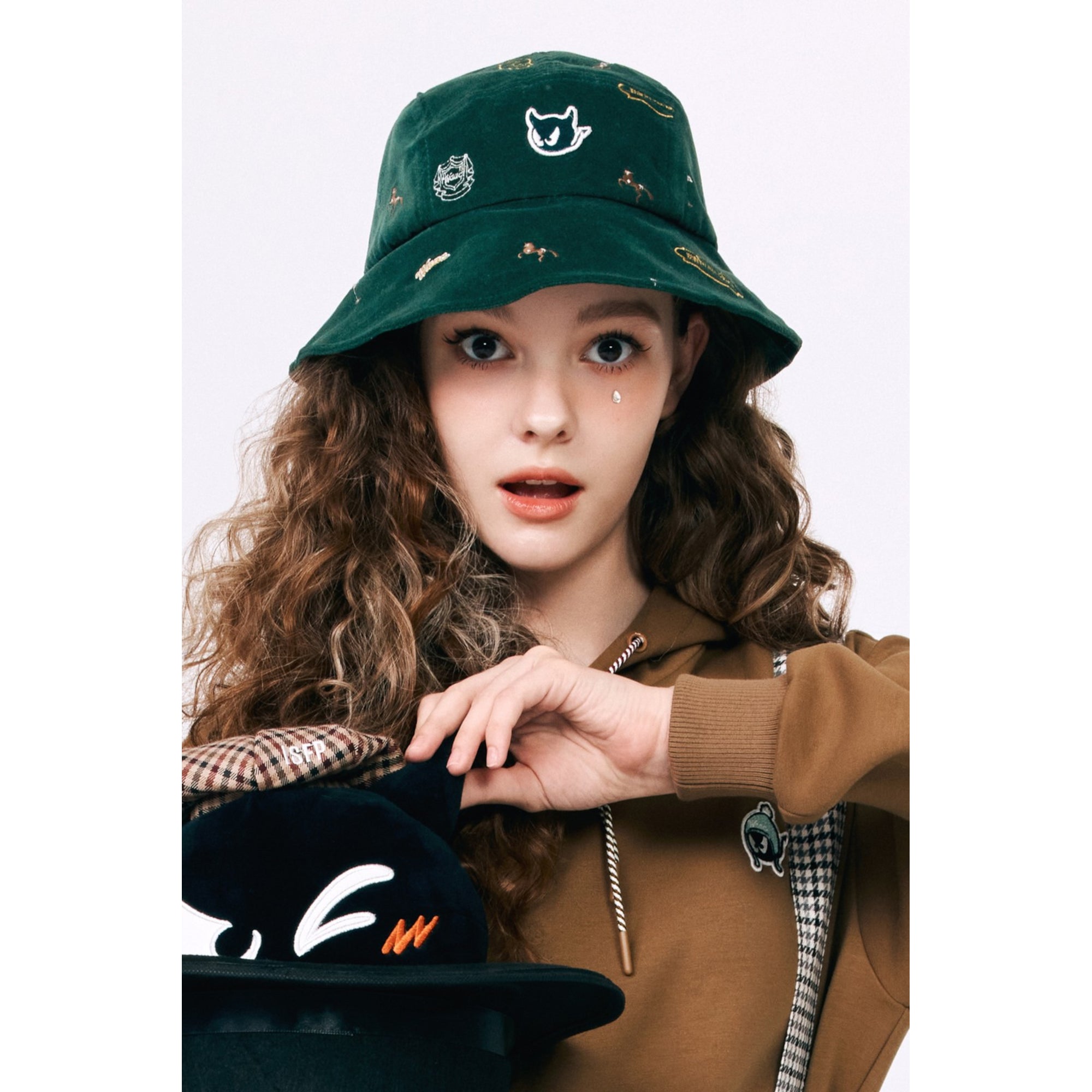 UNISEX エンブロイダリーバケットハット ダークグリーン/072344836