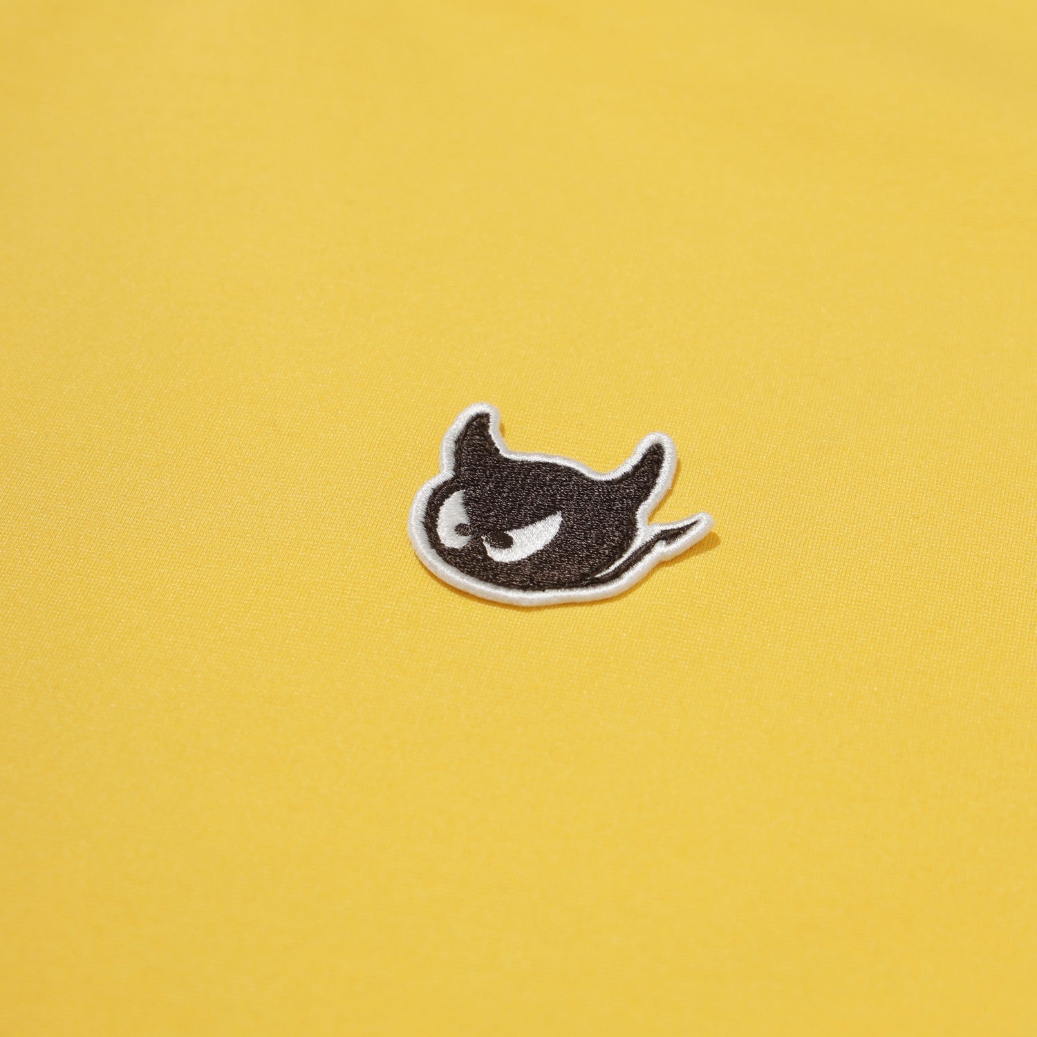 UNISEX シーズングラフィックロゴ クルーネックTシャツ マスタード