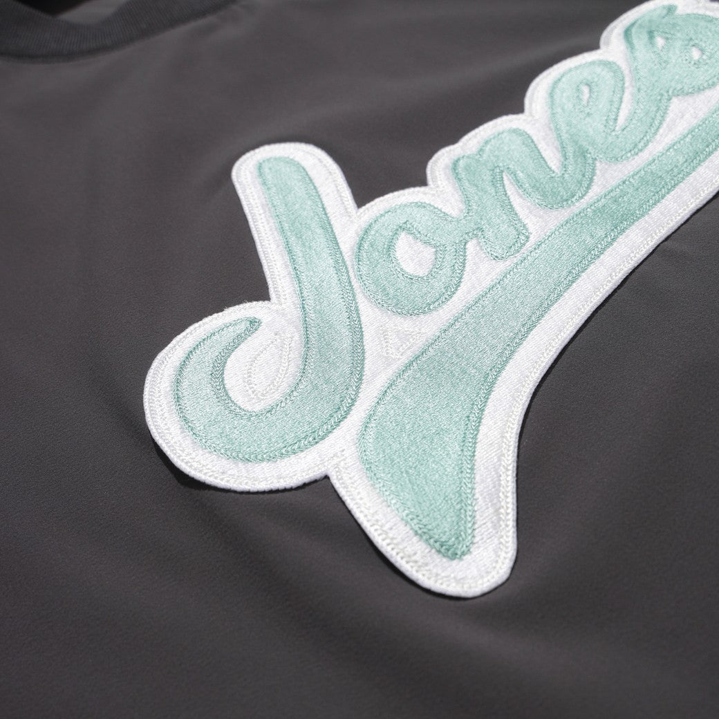 MEN カーブロゴ プルオーバー チャコール