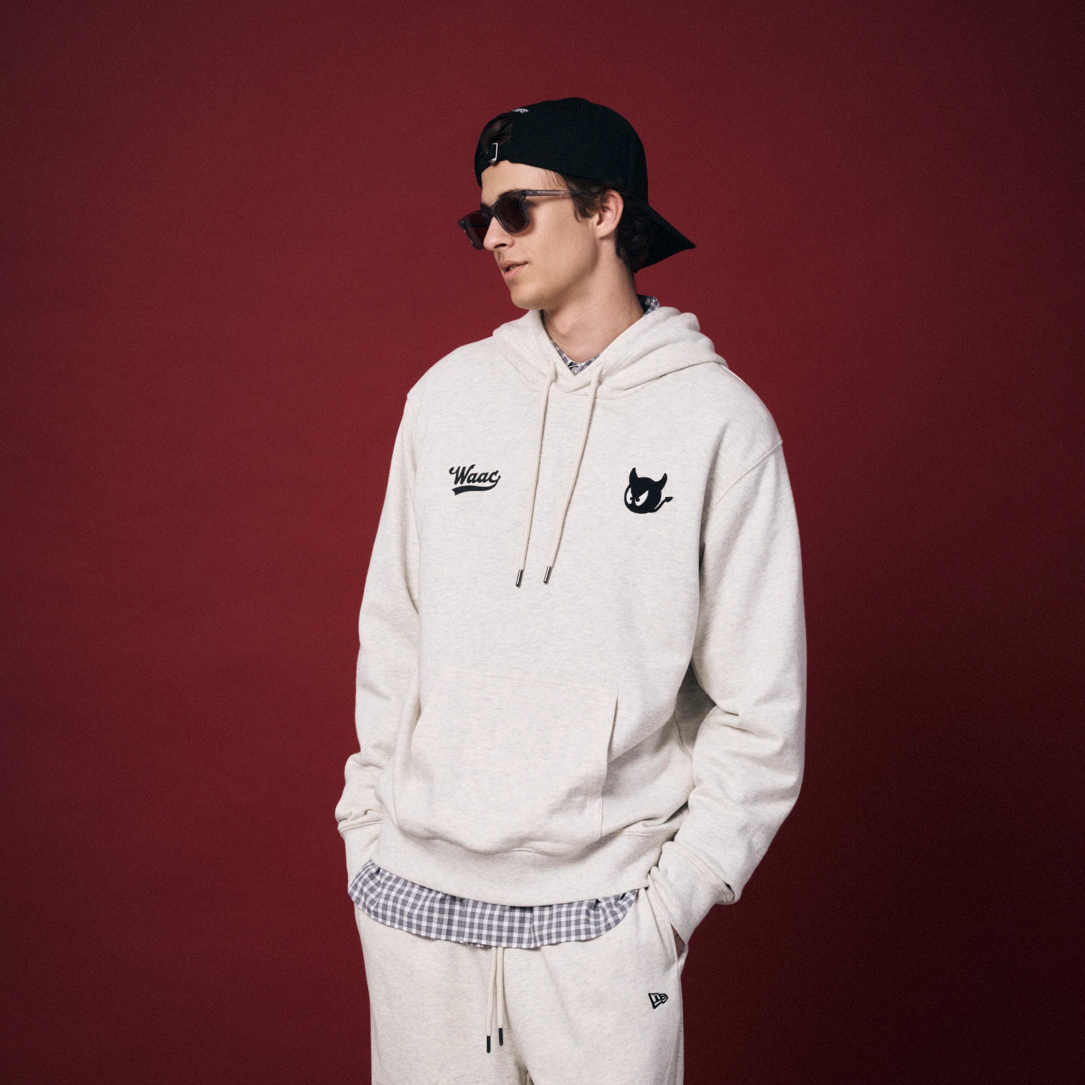 UNISEX NEW ERA ロングスリーブフーディー アイボリー