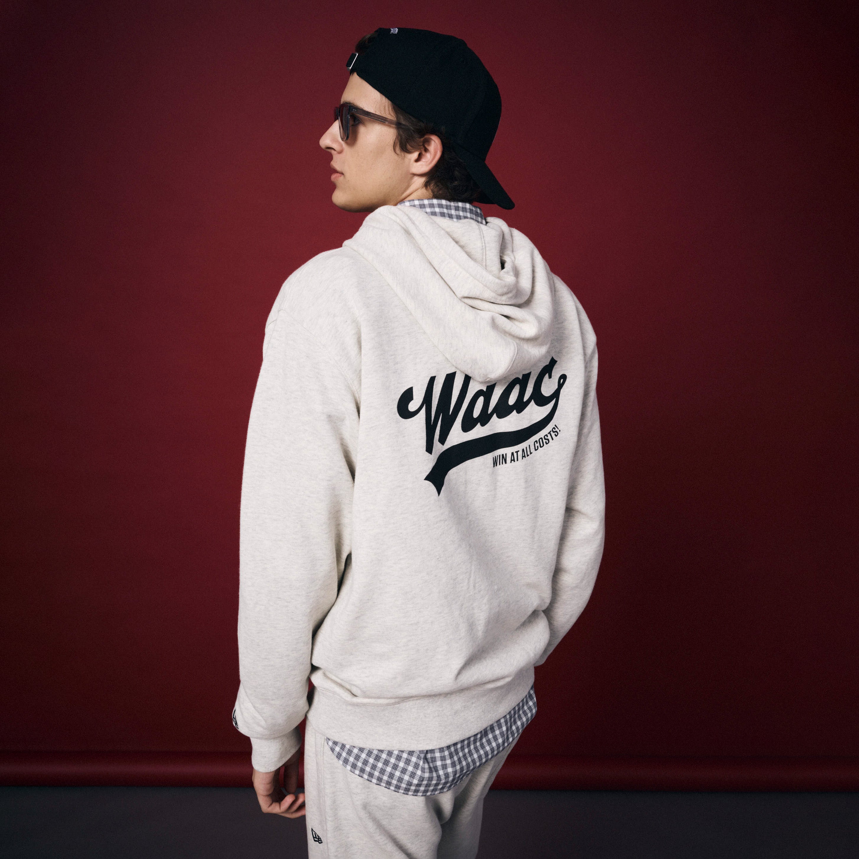UNISEX NEW ERA ロングスリーブフーディー アイボリー